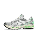 Zijaanzicht van de ASICS Gel-Kayano 14 Silver Lime met zilveren overlays, limegroene accenten en retro hardloopdesign