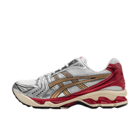 Zijaanzicht van de ASICS Gel-Kayano 14 in samenwerking met Sneaker Politics – vintage mesh, zachte suède en het iconische “Just Say No” concept op een retro runner

