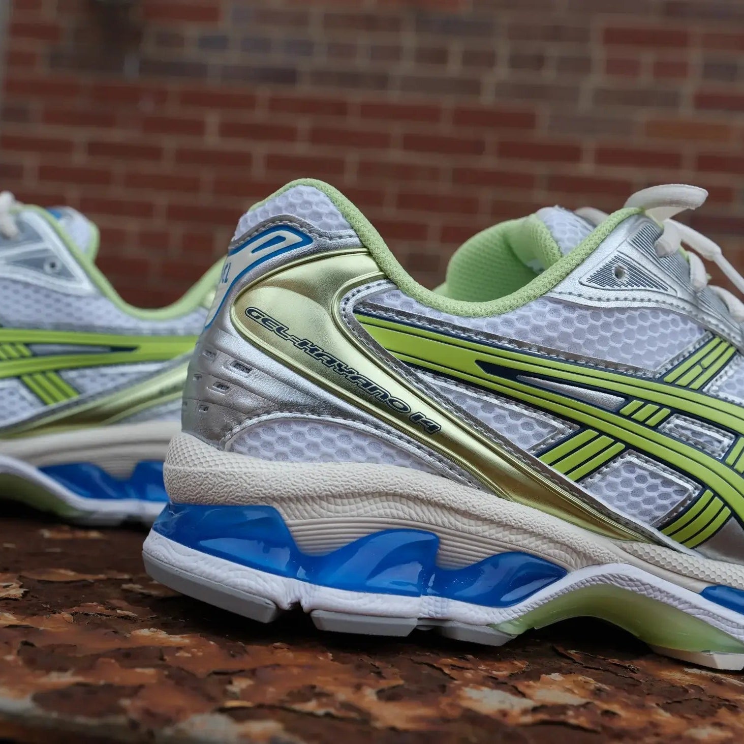 ASICS Gel-Kayano 14 Sprite – close-up GEL-demper en groene overlay detail op witte mes