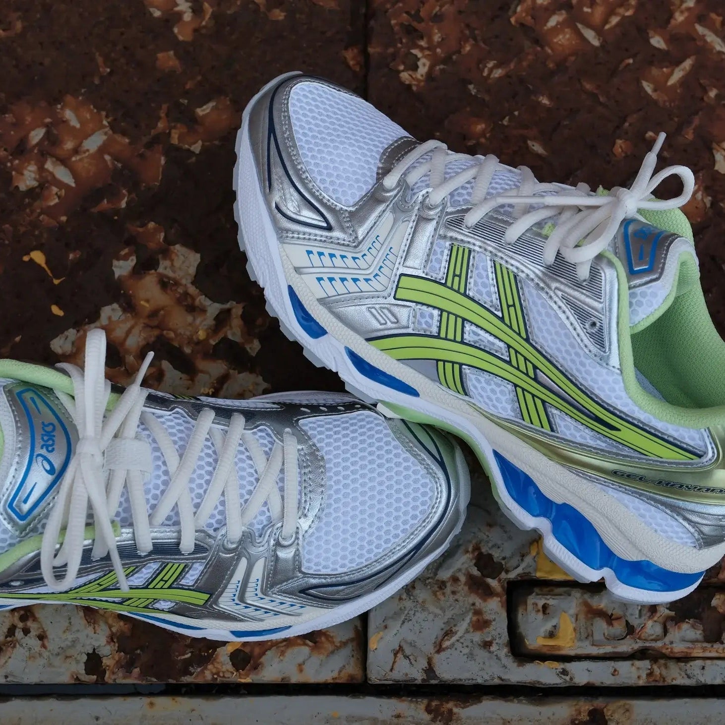 GELKAY14-SPRT ASICS Gel-Kayano 14 Sprite – model draagt Normaal / True to size sneaker in performance streetwear met tapered joggers