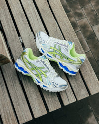 De ASICS Gel-Kayano 14 Sprite gedragen met een lichte outfit – ideaal voor streetwear in de zomer


