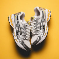 Sneaker in de hand bij daglicht – Tai Chi Yellow komt helder tot leven met zilveren accenten en performance-details

