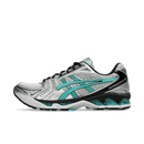 Zijaanzicht van de ASICS Gel Kayano 14 Tiffany met turquoise mesh en zilveren overlays – iconisch retro silhouet met luxe uitstraling

