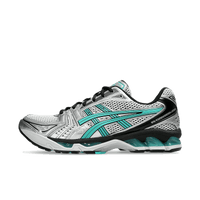 Zijaanzicht van de ASICS Gel Kayano 14 Tiffany met turquoise mesh en zilveren overlays – iconisch retro silhouet met luxe uitstraling

