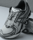 Bovenaanzicht van het model met ademend mesh, tonale veters en metallic details – clean look met technische structuur

