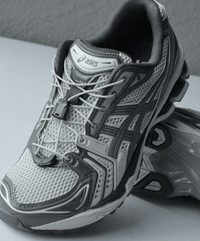 Bovenaanzicht van het model met ademend mesh, tonale veters en metallic details – clean look met technische structuur

