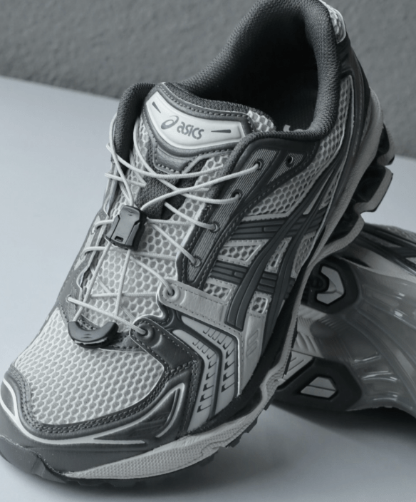 Bovenaanzicht van het model met ademend mesh, tonale veters en metallic details – clean look met technische structuur

