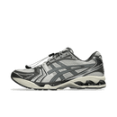 Zijaanzicht van de ASICS Gel-Kayano 14 in Oyster Grey uit de Unlimited Pack – subtiele grijstint met zilveren overlays en retro vibes

