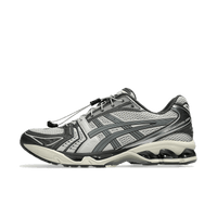 Zijaanzicht van de ASICS Gel-Kayano 14 in Oyster Grey uit de Unlimited Pack – subtiele grijstint met zilveren overlays en retro vibes

