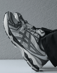 Close-up van de hiel met zichtbare GEL-demping en reflecterende ASICS-branding – stabiel en comfortabel

