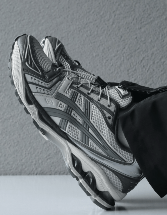 Close-up van de hiel met zichtbare GEL-demping en reflecterende ASICS-branding – stabiel en comfortabel

