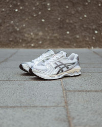 ASICS-doos met SKU 1201A019-103 en kleurvermelding – originele verpakking met maatsticker en retro branding