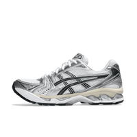 ASICS GEL-Kayano 14 White Graphite Grey 1201A019-103 – front view met mesh upper, zilver-witte overlays en gestroomlijnd silhouette