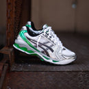 ASICS Gel Kayano 14 White Malachite Green gedragen met neutrale outfit – perfecte mix van comfort en streetstyle

