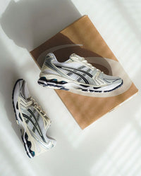ASICS Gel Kayano 14 White Midnight in originele doos met zichtbare tong, label en veters – modelnummer 1202A056 109
