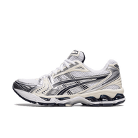 Zijkant van de ASICS Gel Kayano 14 White Midnight met mesh en navy details – clean design met zichtbare GEL-technologie, modelnummer 1202A056 109
