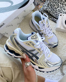 Close-up van de ASICS Gel Kayano 14 White Midnight op straat – reflecterende mesh en navy accenten, SKU 1202A056 109