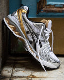 ASICS Gel Kayano 14 White Pure Gold gecombineerd met lichtgekleurde kleding – clean look met premium uitstraling, model 1202A056 112

