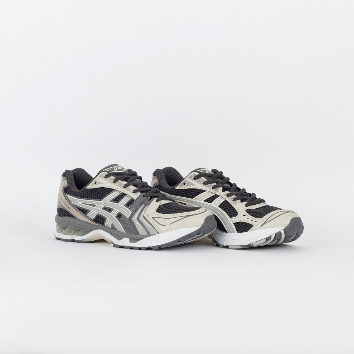 Close-up van GEL-Kayano 14 Grey Cement met focus op shock absorbing gel units en asymmetrisch vetersysteem