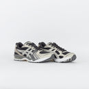 Close-up van GEL-Kayano 14 Grey Cement met focus op shock absorbing gel units en asymmetrisch vetersysteem