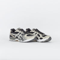 Close-up van GEL-Kayano 14 Grey Cement met focus op shock absorbing gel units en asymmetrisch vetersysteem