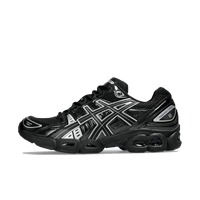 ASICS GEL-Nimbus 9 Dark Pewter Pure Silver 1201A424-005 zijaanzicht met donkergrijze mesh, zilveren overlays en klassieke GEL-zoolconstructie


