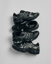 ASICS GEL-Nimbus 9 Dark Pewter Pure Silver 1201A424-005 in hand met reflecterende silver tiger stripes en dark pewter accenten


