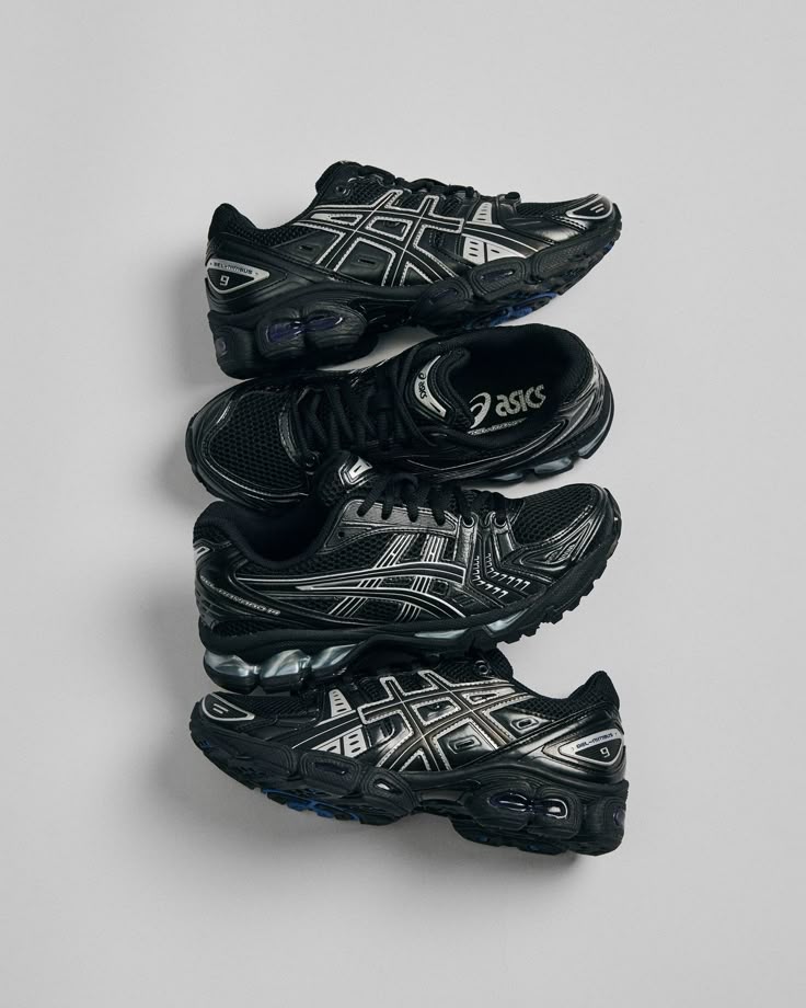 ASICS GEL-Nimbus 9 Dark Pewter Pure Silver 1201A424-005 in hand met reflecterende silver tiger stripes en dark pewter accenten


