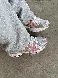 ASICS GEL-Nimbus 9 Candy Floss 1202A278-700 on-feet met roze streetwear fit, opvallende kleuren en sportieve uitstraling

