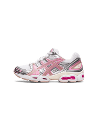 ASICS GEL-Nimbus 9 Candy Floss 1202A278-700 zijaanzicht met roze mesh, metallic overlays en chunky zoolconstructie

