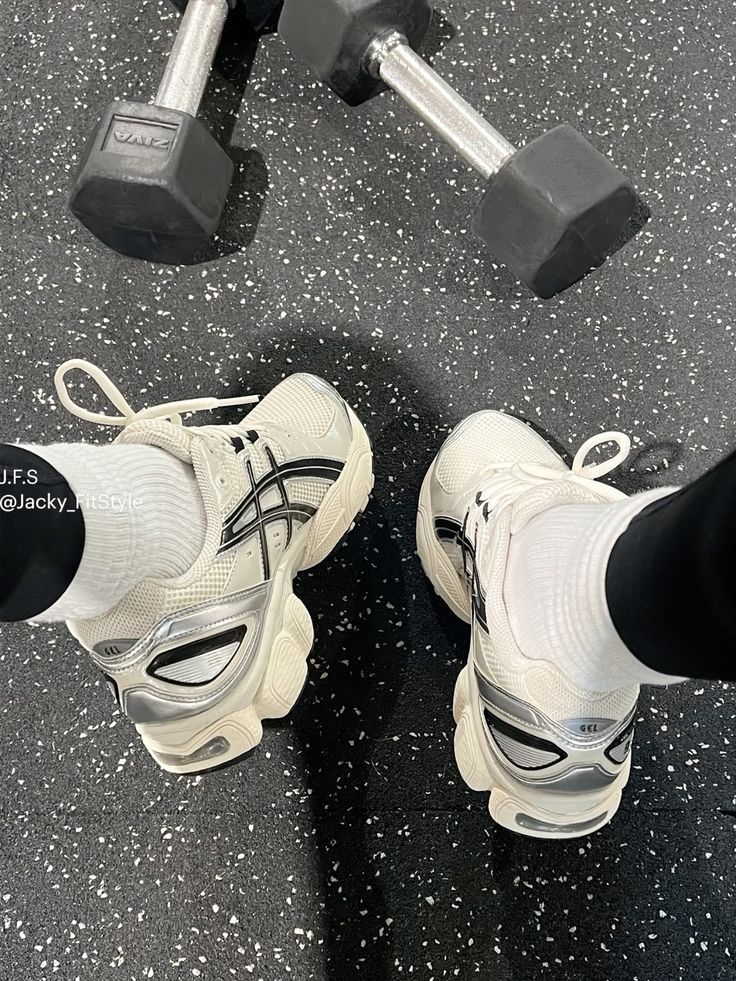 ASICS GEL-Nimbus 9 Cream Black 1201A424-101 on-feet gestyled met wijde beige pants voor een cleane look met techrunner vibe

