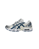 ASICS GEL-Nimbus 9 White Light Indigo 1202A278-108 zijaanzicht met wit mesh bovenwerk, lichtblauwe overlays en technische GEL-zool


