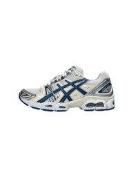 ASICS GEL-Nimbus 9 White Light Indigo 1202A278-108 zijaanzicht met wit mesh bovenwerk, lichtblauwe overlays en technische GEL-zool

