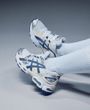 ASICS GEL-Nimbus 9 White Light Indigo 1202A278-108 on-feet gestyled met licht denim voor een frisse runner look met blauw-witte tinten

