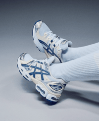ASICS GEL-Nimbus 9 White Light Indigo 1202A278-108 on-feet gestyled met licht denim voor een frisse runner look met blauw-witte tinten

