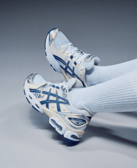 ASICS GEL-Nimbus 9 White Light Indigo 1202A278-108 on-feet gestyled met licht denim voor een frisse runner look met blauw-witte tinten

