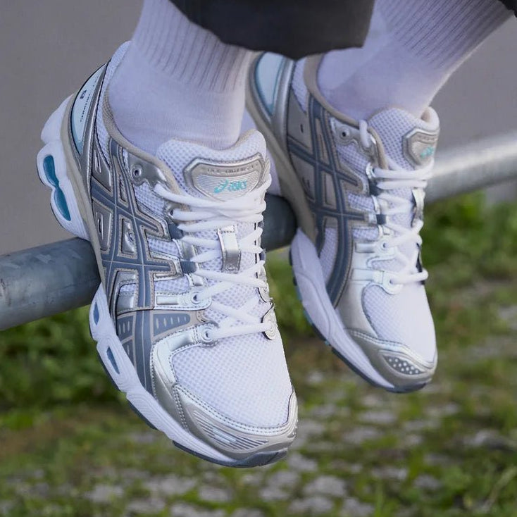 ASICS GEL-Nimbus 9 White Steel Grey 1201A424-102 on-feet met tapered joggers voor een cleane tech-runner stijl in wit en staalgrijs

