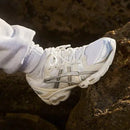 ASICS GEL-Nimbus 9 Wind And Sea White Silver 1203A320-100 on-feet met cleane look en wind-and-sea esthetiek in lichtgrijs en wit

