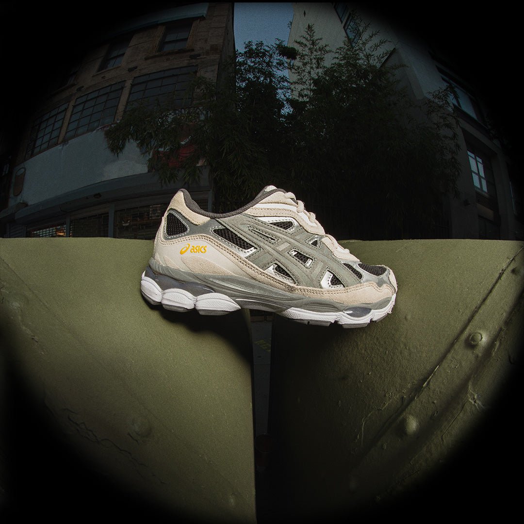 Detail van de clay-grijze accenten, dempende GEL-zool en mesh structuur op de ASICS GEL-NYC Black Clay Grey – premium afwerking via Snrkickz