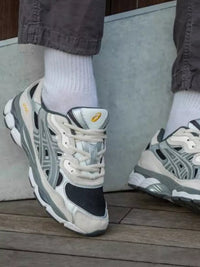 ASICS GEL-NYC Black Clay Grey on foot gedragen in een zwarte streetwear fit met subtiele earthtones via Snrkickz