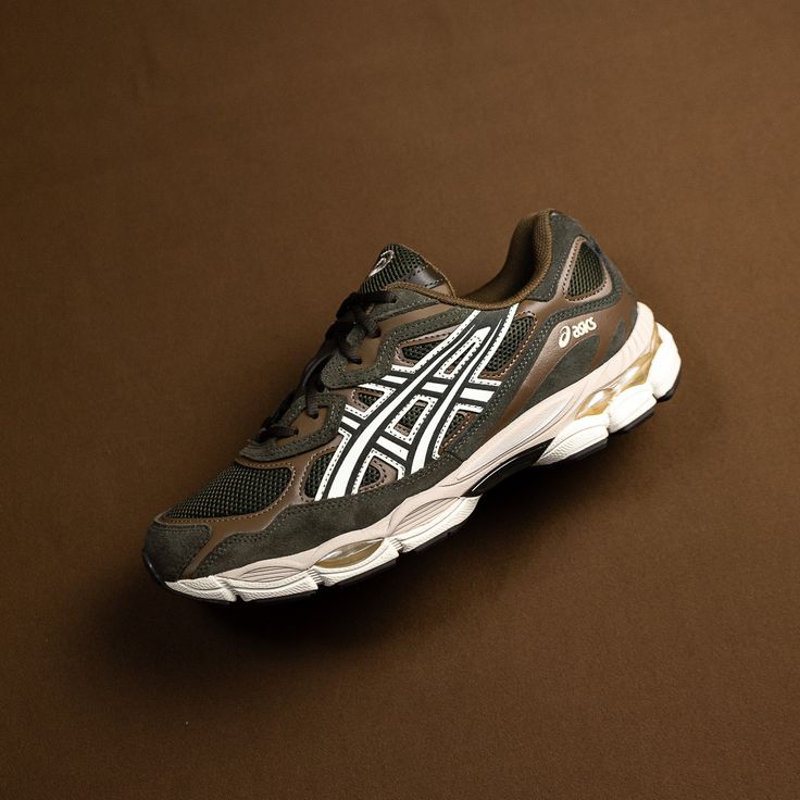 Bovenaanzicht van de ASICS GEL-NYC Black Coffee – zicht op tonglabel, bruine paneling en zwarte toebox via Snrkickz