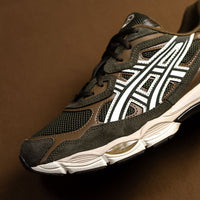 ASICS GEL-NYC Black Coffee on foot – gedragen met donkere earth tones in een casual techwear fit via Snrkickz