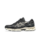 ASICS GEL-NYC Black Cream – zijkant met zwarte overlays, beige mesh en vintage hardloopstijl, verkrijgbaar bij Snrkickz