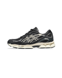 ASICS GEL-NYC Black Cream – zijkant met zwarte overlays, beige mesh en vintage hardloopstijl, verkrijgbaar bij Snrkickz