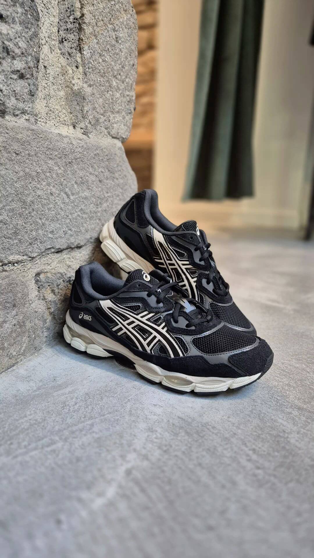 ASICS GEL-NYC Black Cream on foot – gedragen met streetwear of techwear fit, clean en krachtig via Snrkickz
