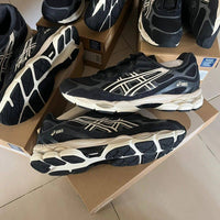 Bovenaanzicht van de ASICS GEL-NYC Black Cream – zicht op tonglogo, mesh toebox en contrasterende veters via Snrkickz