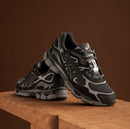 Bovenaanzicht van de ASICS GEL-NYC Black Graphite Grey zicht op tonglogo, donkere veters en strakke lijnen via Snrkickz