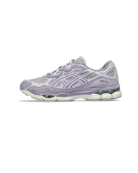ASICS GEL-NYC Cement Grey Ash Rock – zijkant met cementgrijs mesh, donkere panelen en strakke runner-stijl, nu te vinden bij Snrkickz