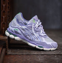 ASICS GEL-NYC Cement Grey Ash Rock on foot – gedragen in een cleane, technische outfit met neutrale tinten via Snrkickz