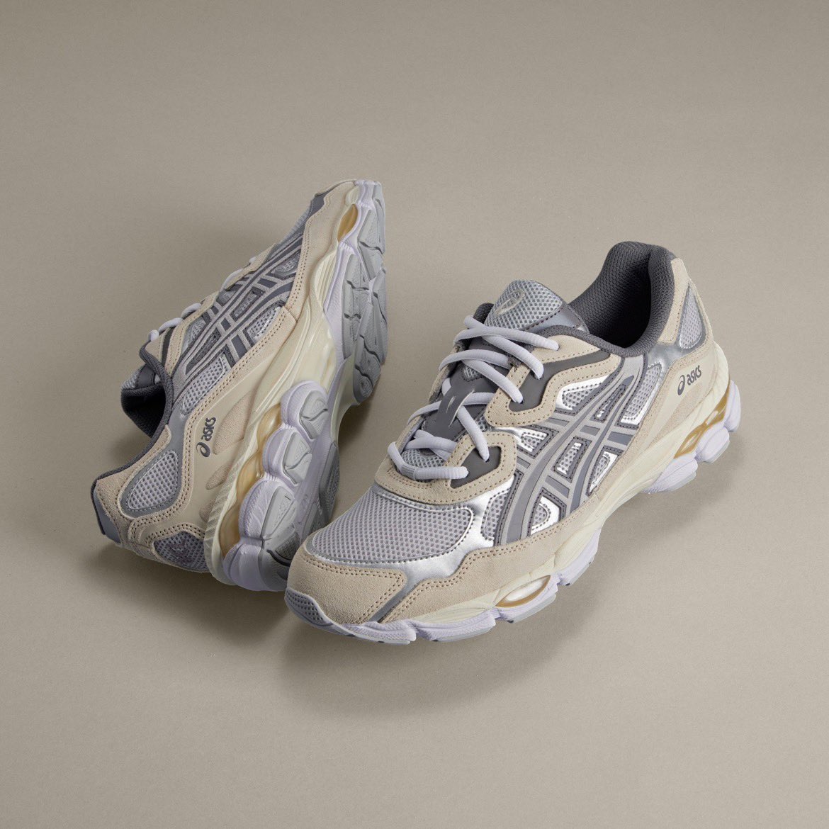 Bovenaanzicht van de ASICS GEL-NYC Concrete Oatmeal – zicht op tonglabel, veters en zachte kleurverdeling via Snrkickz